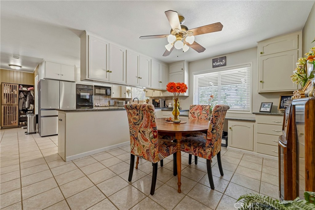 6090 Country Club Pl, Merced, CA 95340
