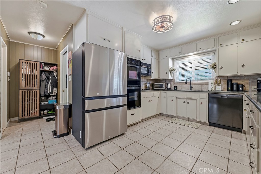 6090 Country Club Pl, Merced, CA 95340