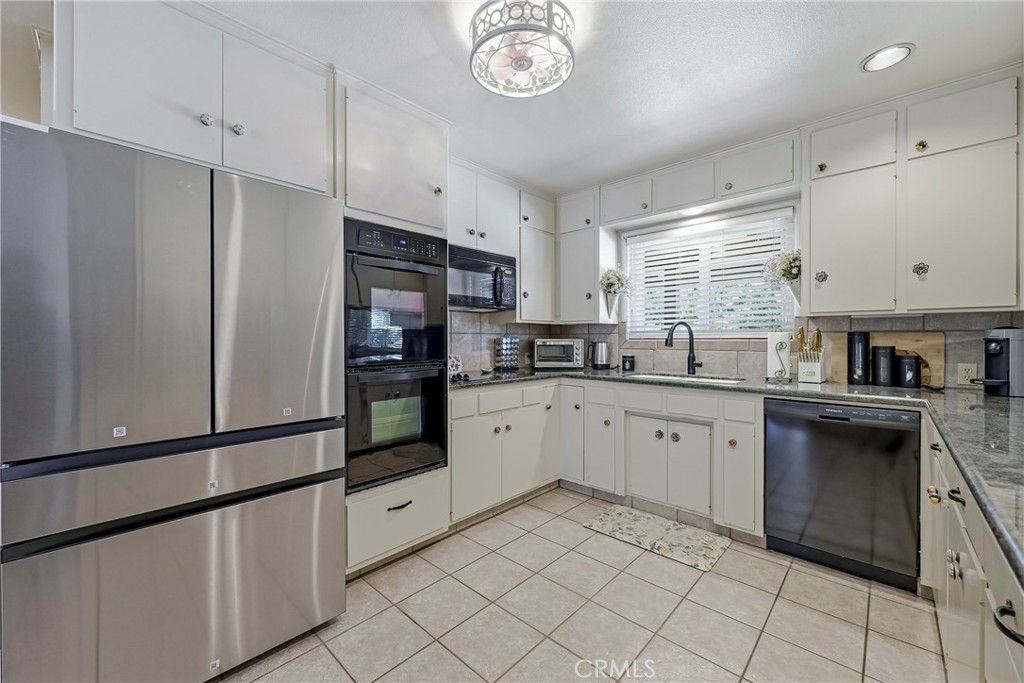 6090 Country Club Pl, Merced, CA 95340