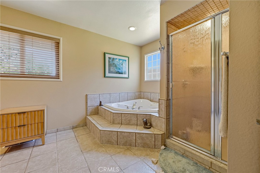 6090 Country Club Pl, Merced, CA 95340