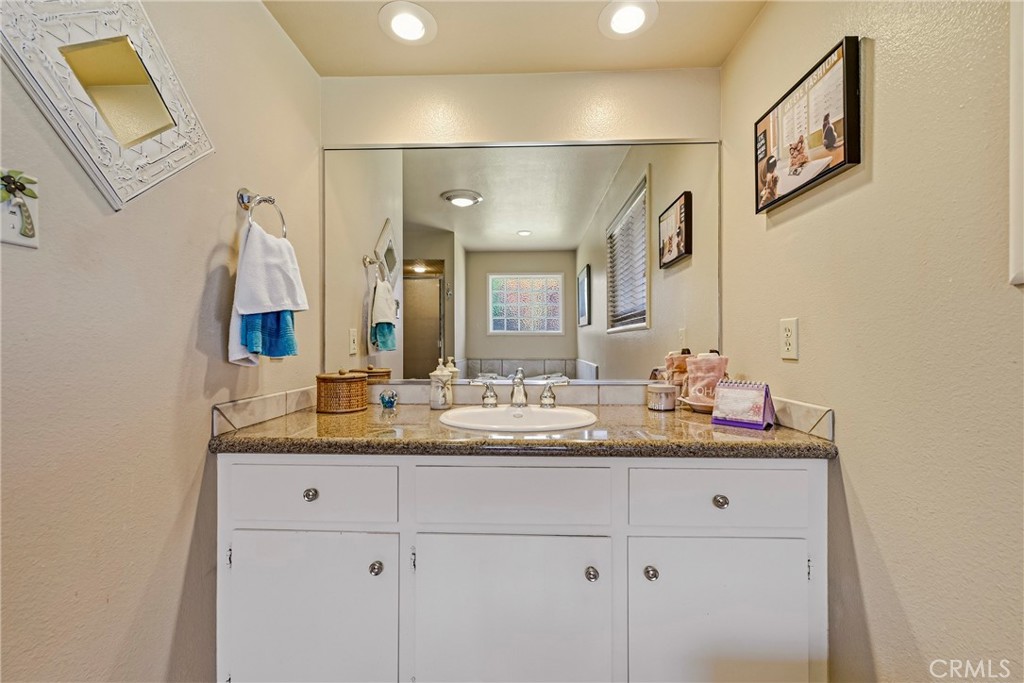 6090 Country Club Pl, Merced, CA 95340
